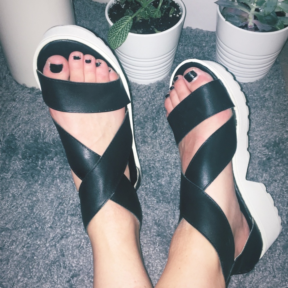 C LABEL Platform heels